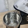 H08de4748b466406ca2b51b43b917ab28X.jpg SCALITT Super 7 Brzina Mikser sa Posudom 300W – Rotirajuća Inox Posuda + 2 Nastavka